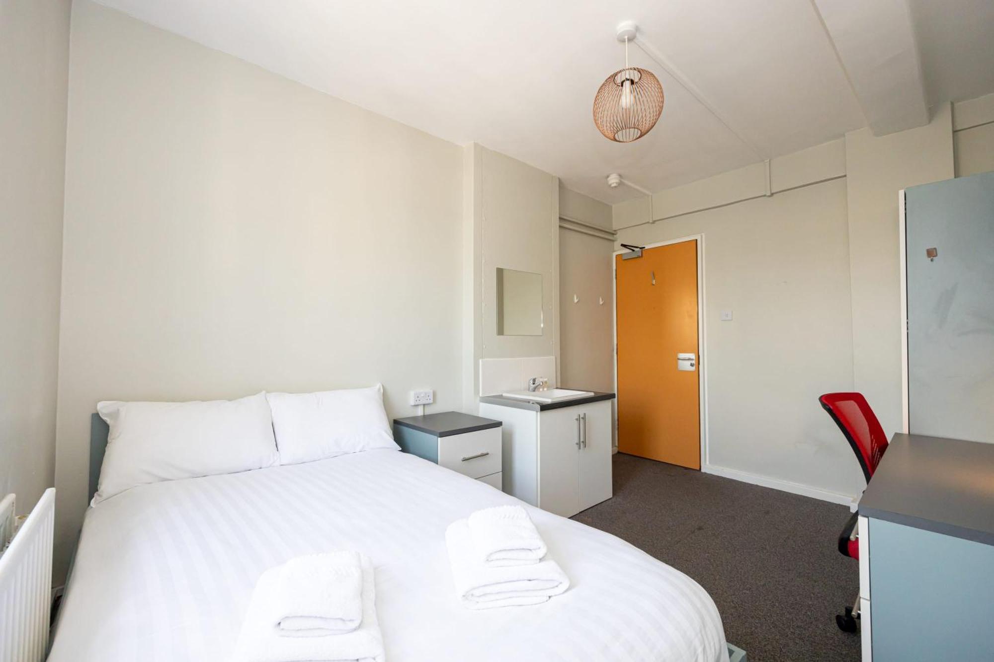 Spacious Room With Shared Facilities Лондон Экстерьер фото