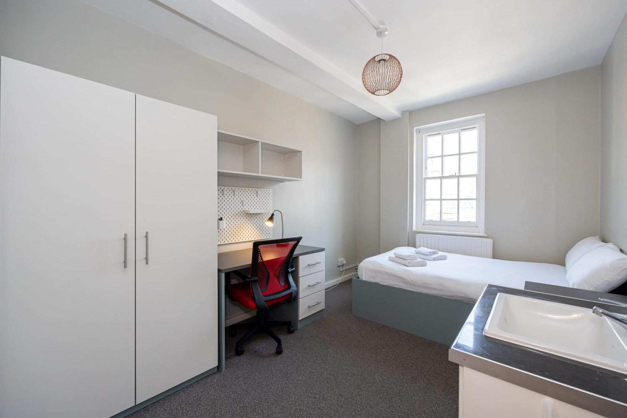 Spacious Room With Shared Facilities Лондон Экстерьер фото
