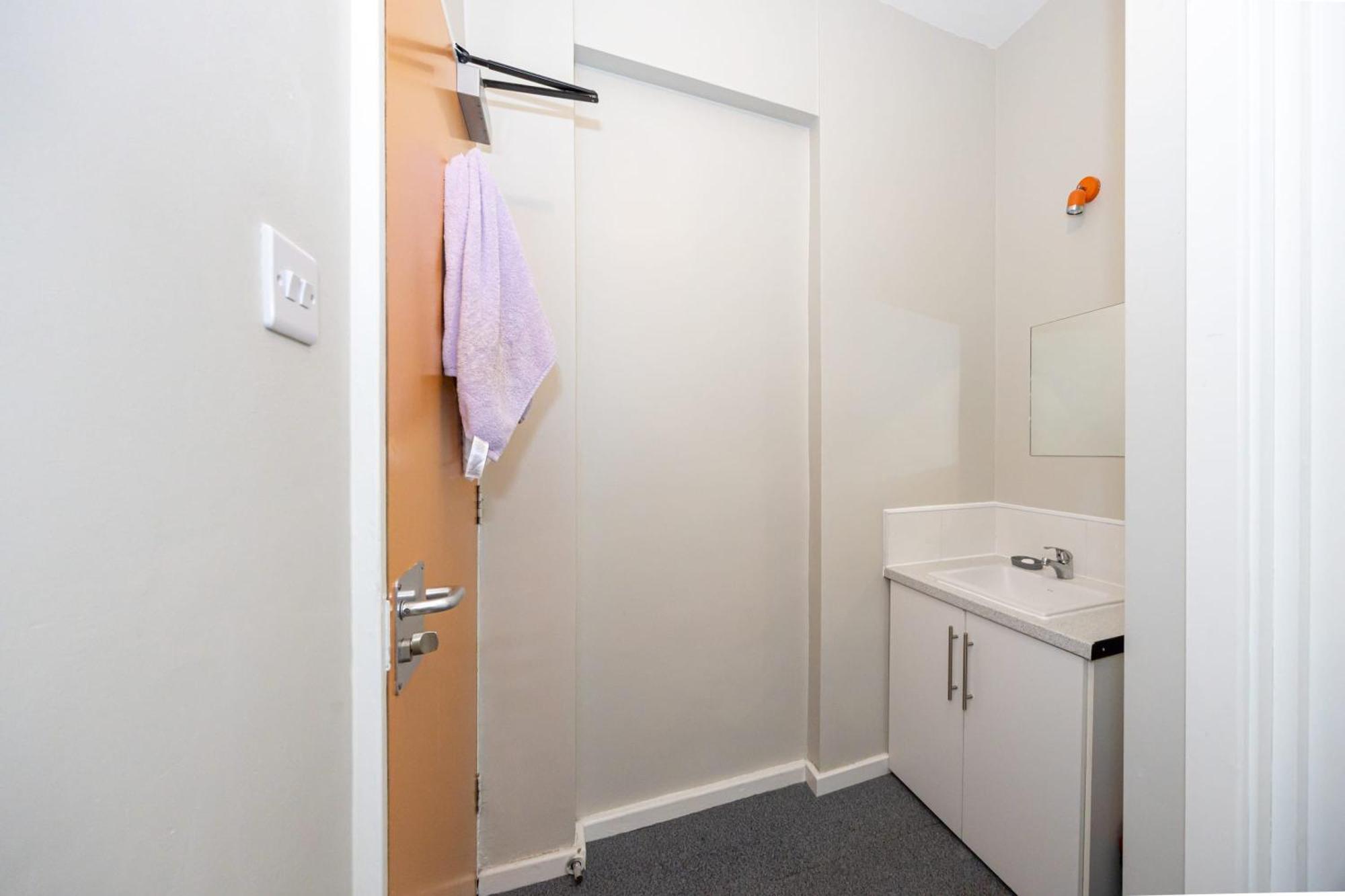 Spacious Room With Shared Facilities Лондон Экстерьер фото