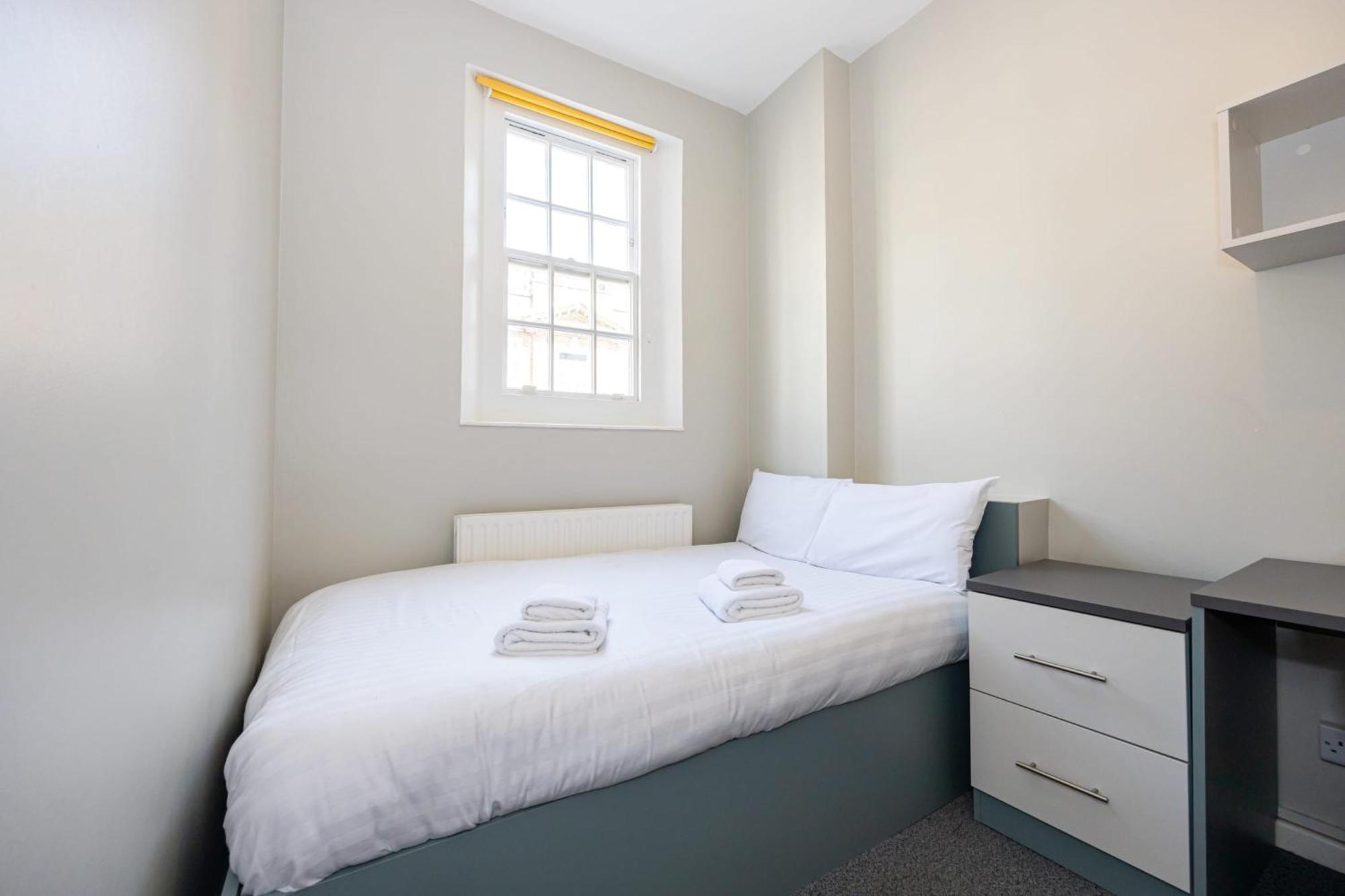 Spacious Room With Shared Facilities Лондон Экстерьер фото