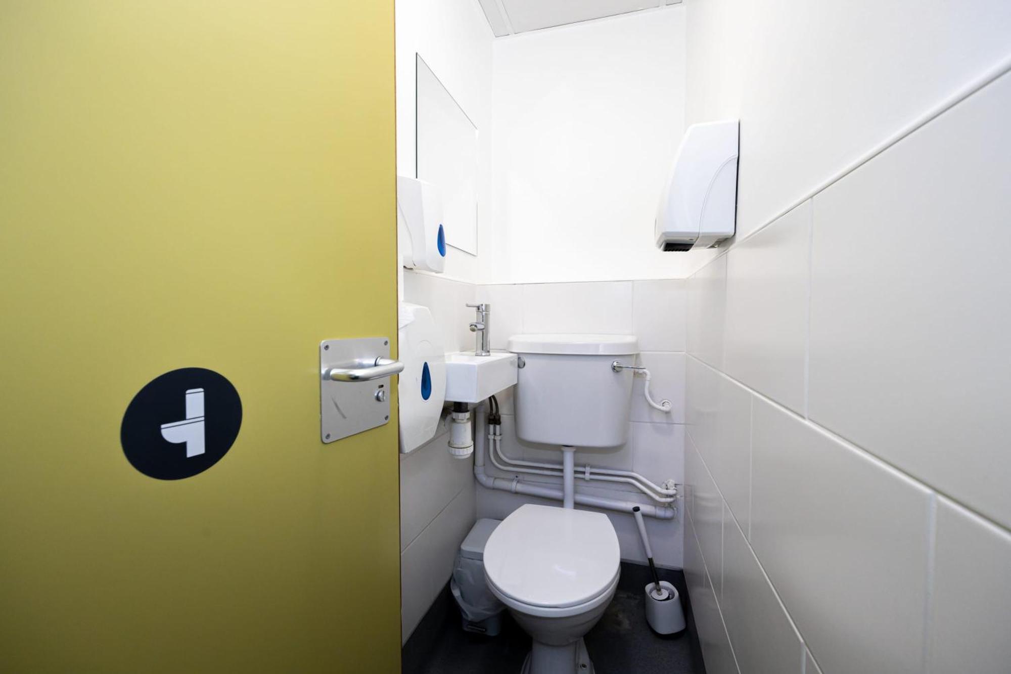 Spacious Room With Shared Facilities Лондон Экстерьер фото