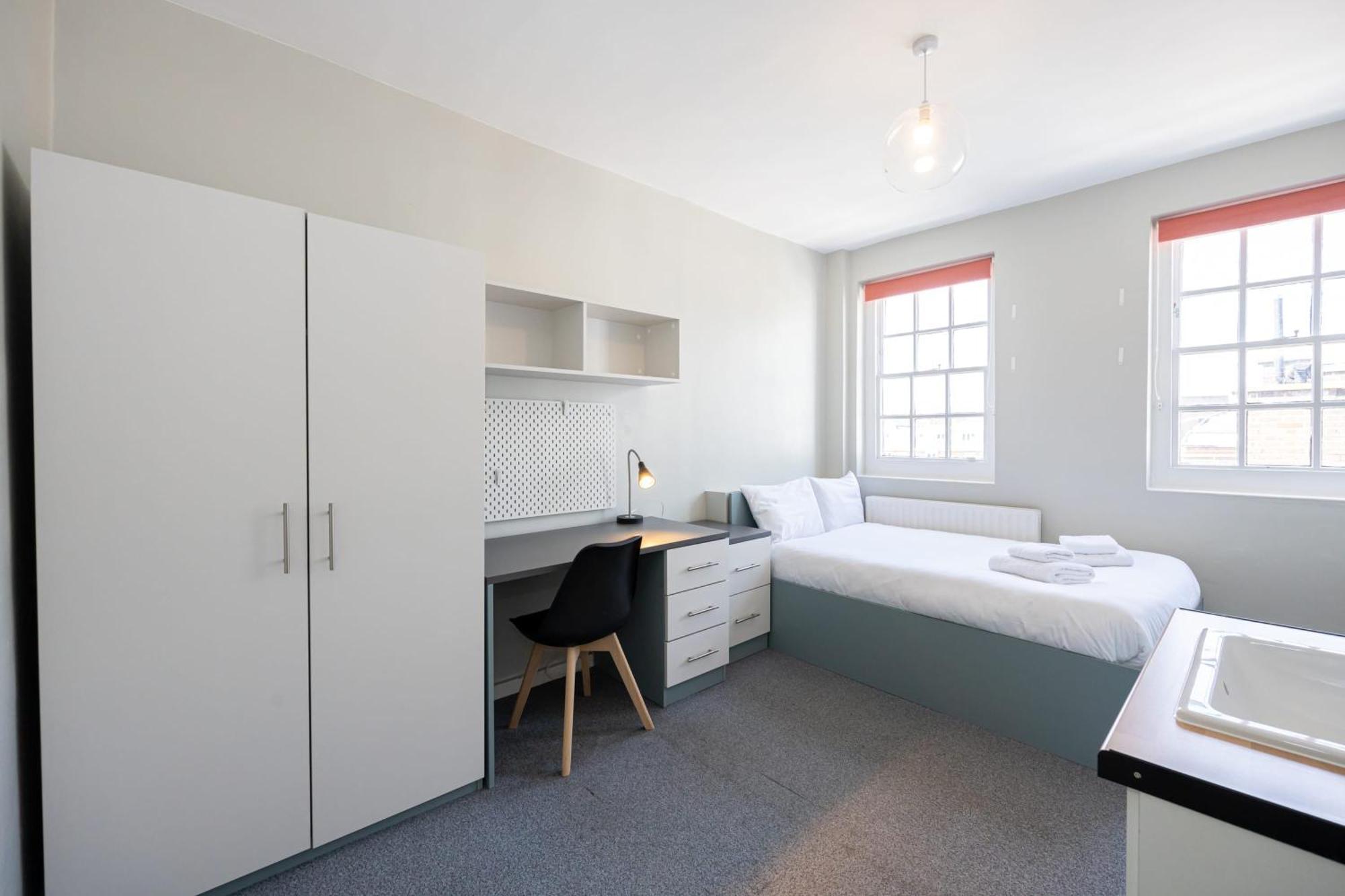 Spacious Room With Shared Facilities Лондон Экстерьер фото