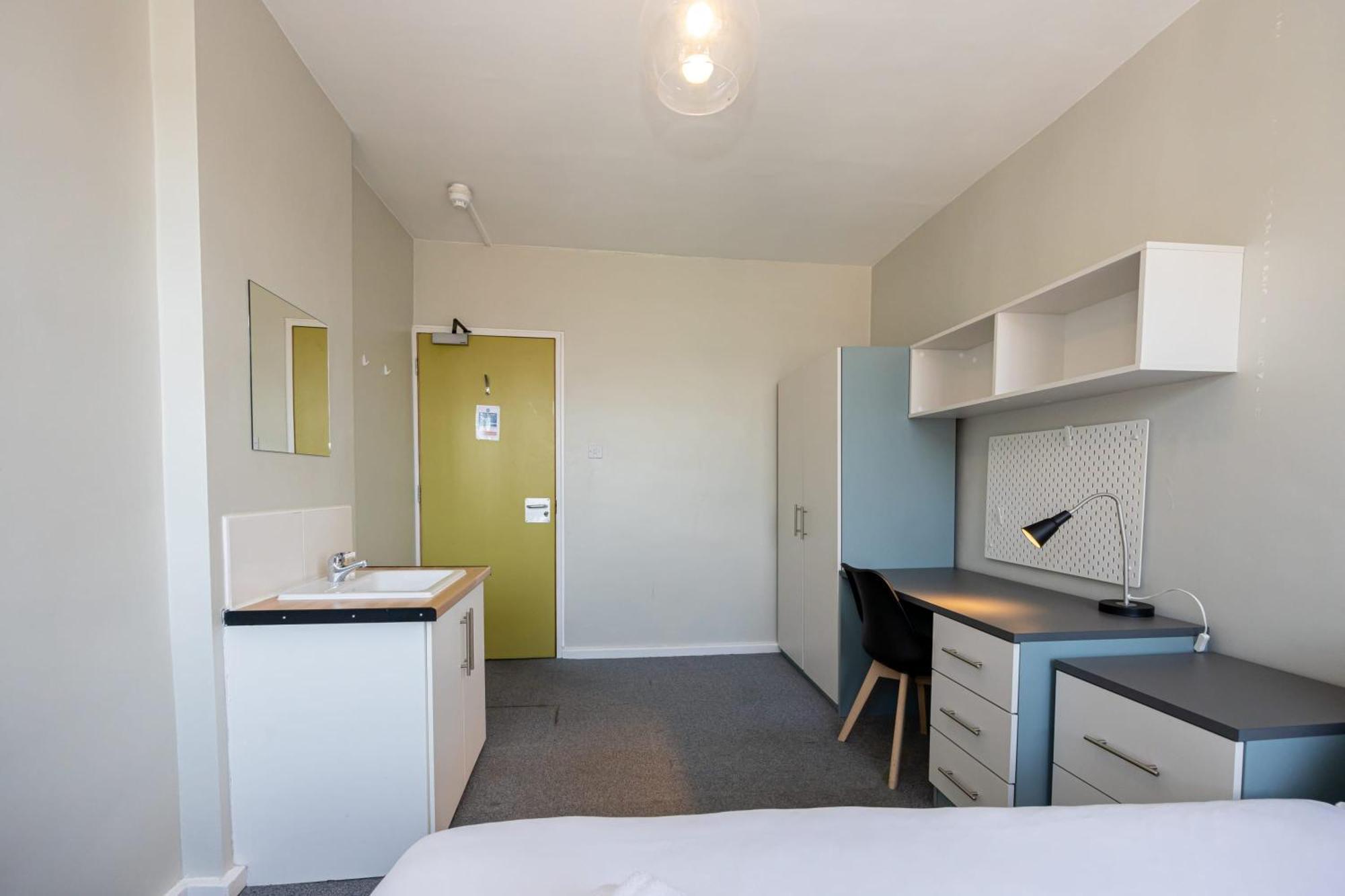 Spacious Room With Shared Facilities Лондон Экстерьер фото