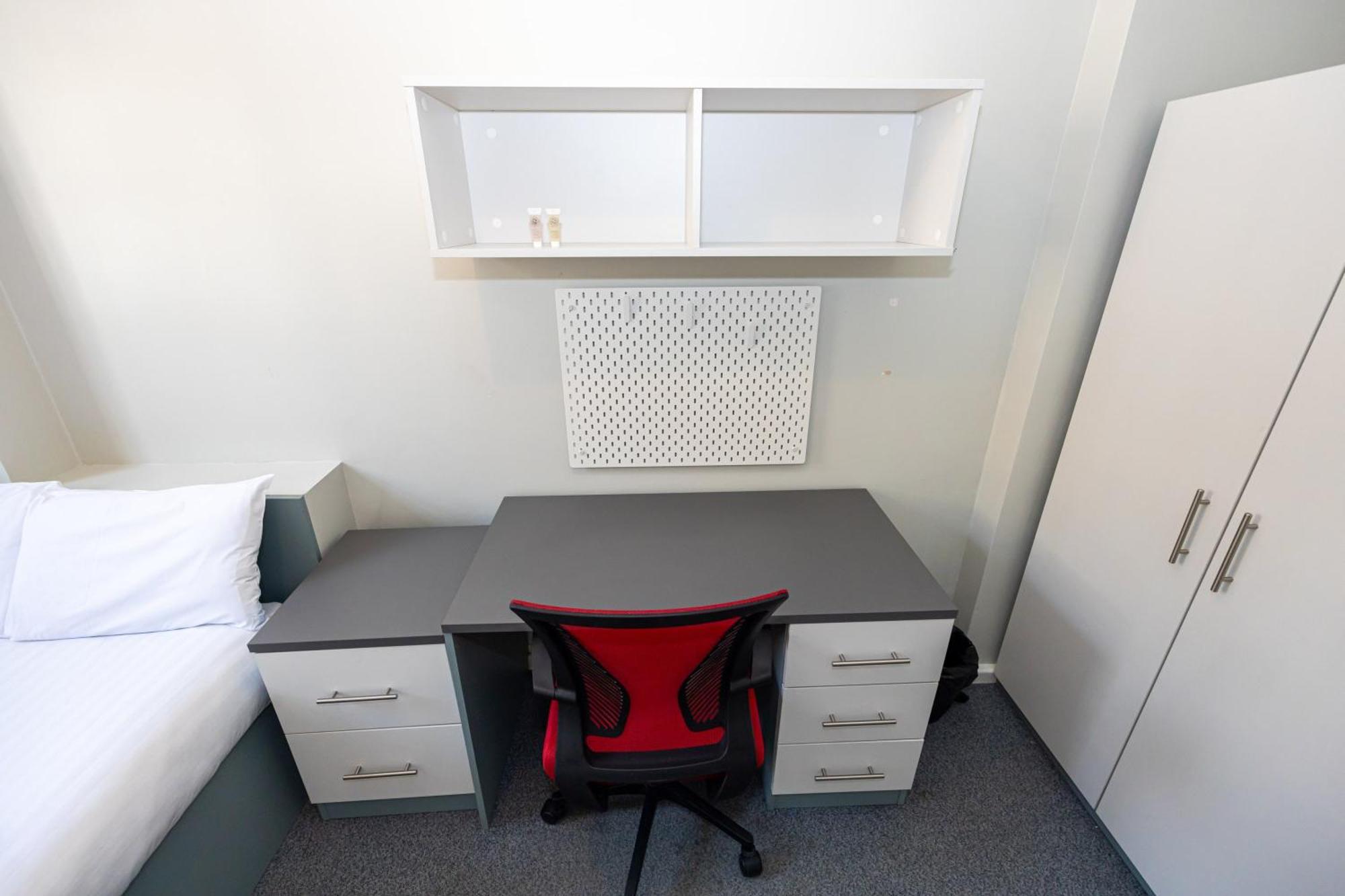 Spacious Room With Shared Facilities Лондон Экстерьер фото