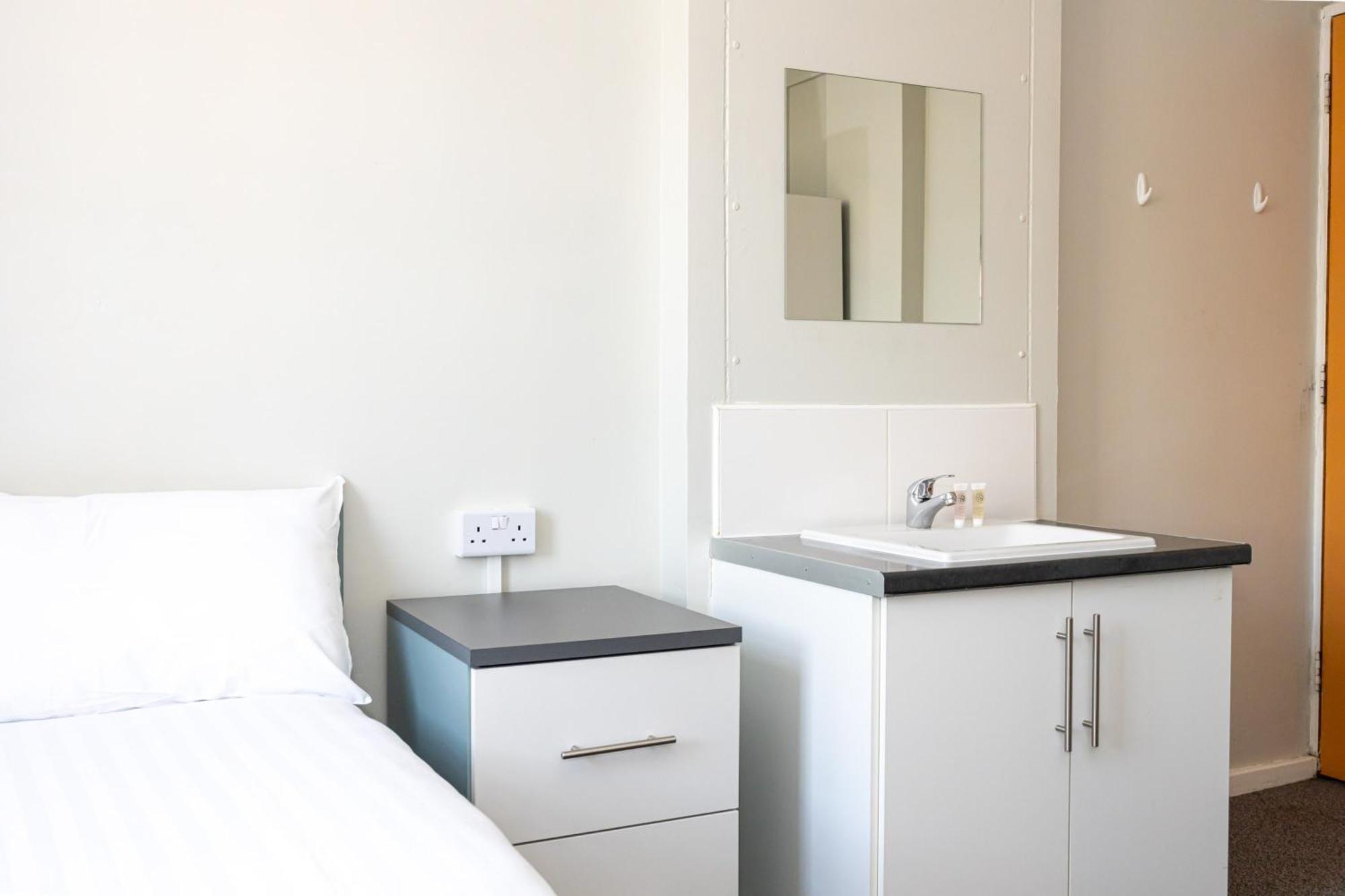 Spacious Room With Shared Facilities Лондон Экстерьер фото